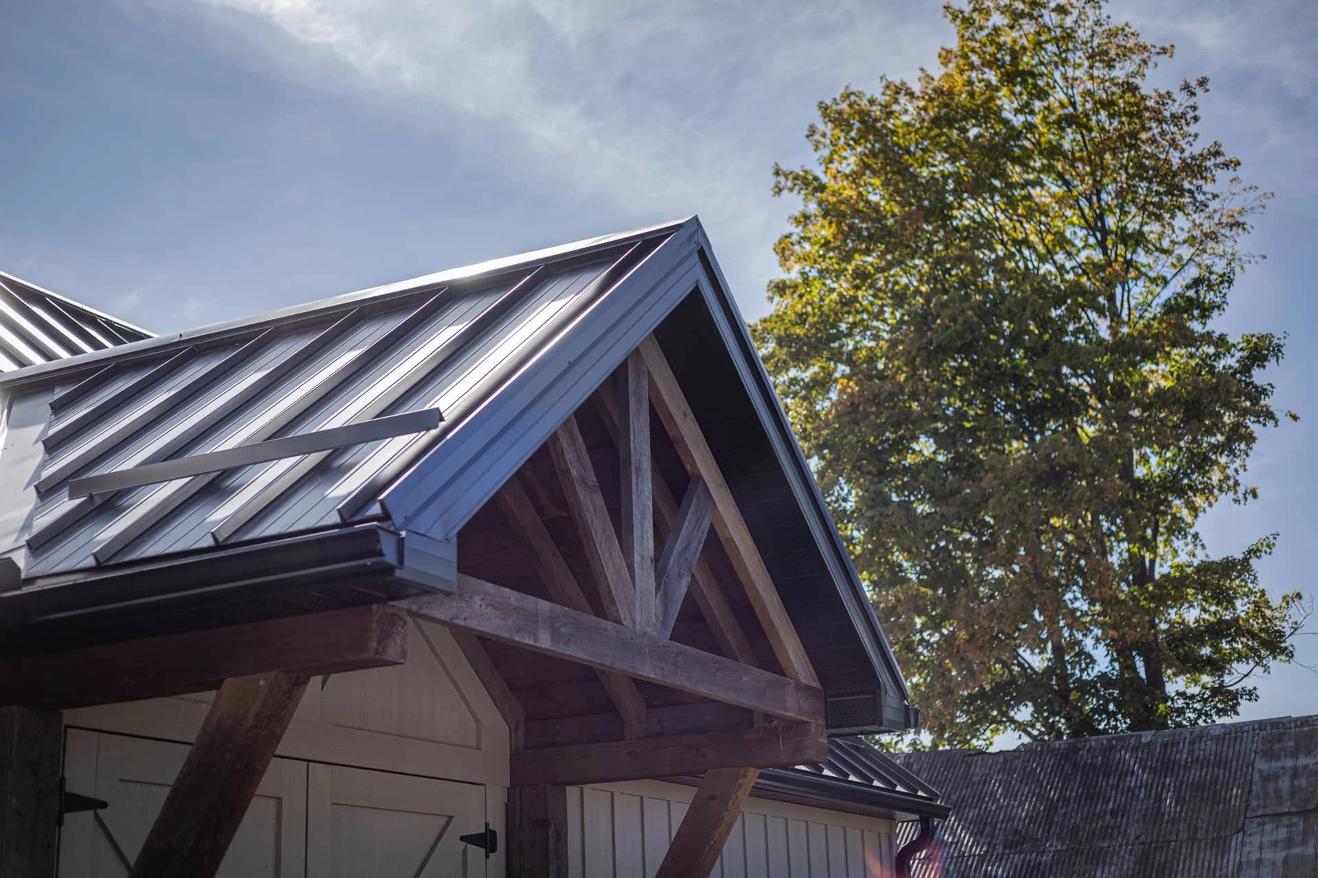 Dandor Estate Winery barn with a large leafy tree and blue sky in the background.