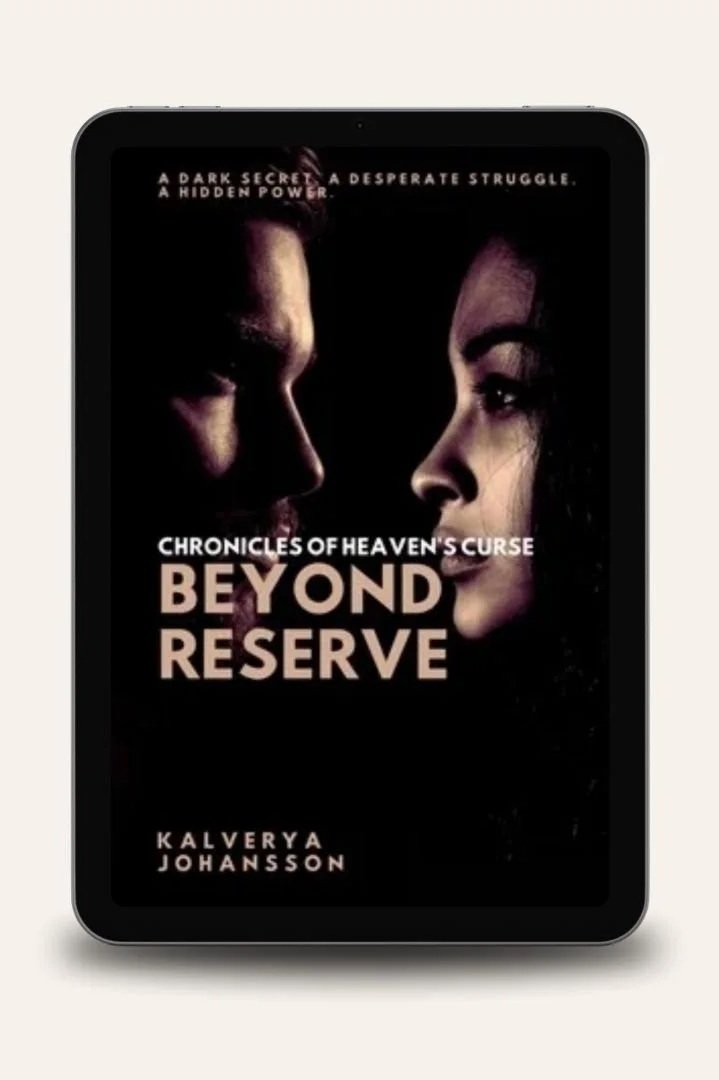 Das Cover des E-Books „Beyond Reserve: Chronicles of Heaven's Curse“ von Kalverya Johansson zeigt eine Nahaufnahme eines Mannes und einer Frau, die sich vor dunklem Hintergrund gegenüberstehen.