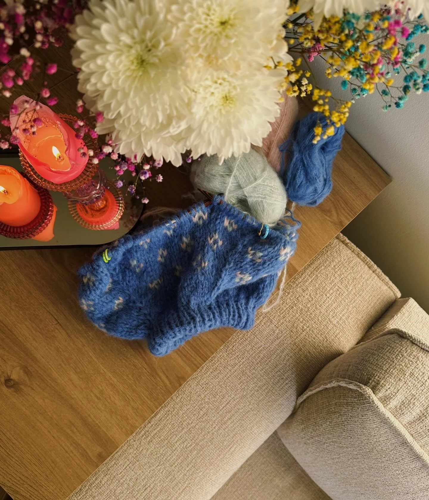 #fairywrensweater on my needles, a gift for a very dear friend 🩵  I&rsquo;m so happy with these colors, it&rsquo;s giving cotton candy meets sophisticated 🍭🍬🫐 

Knitted in @sandnesgarn B&oslash;stet Alpakka 
- 6044 Regatta Blue🫐 
- 3509 Ballet T