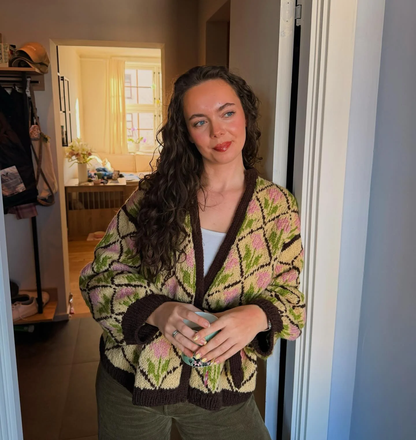 Adding a belt makes this jacket so much more elegant in my opinion🤎 Can&rsquo;t wait to wear this over a dress this spring🥹

Knitted in @sandnesgarn Atlas in colors:
2322 Harvest Moon 🌕
3091 Cacao Nibs 🤎
4523 Rosewater Melange 📿
9564 Matcha 🍵

