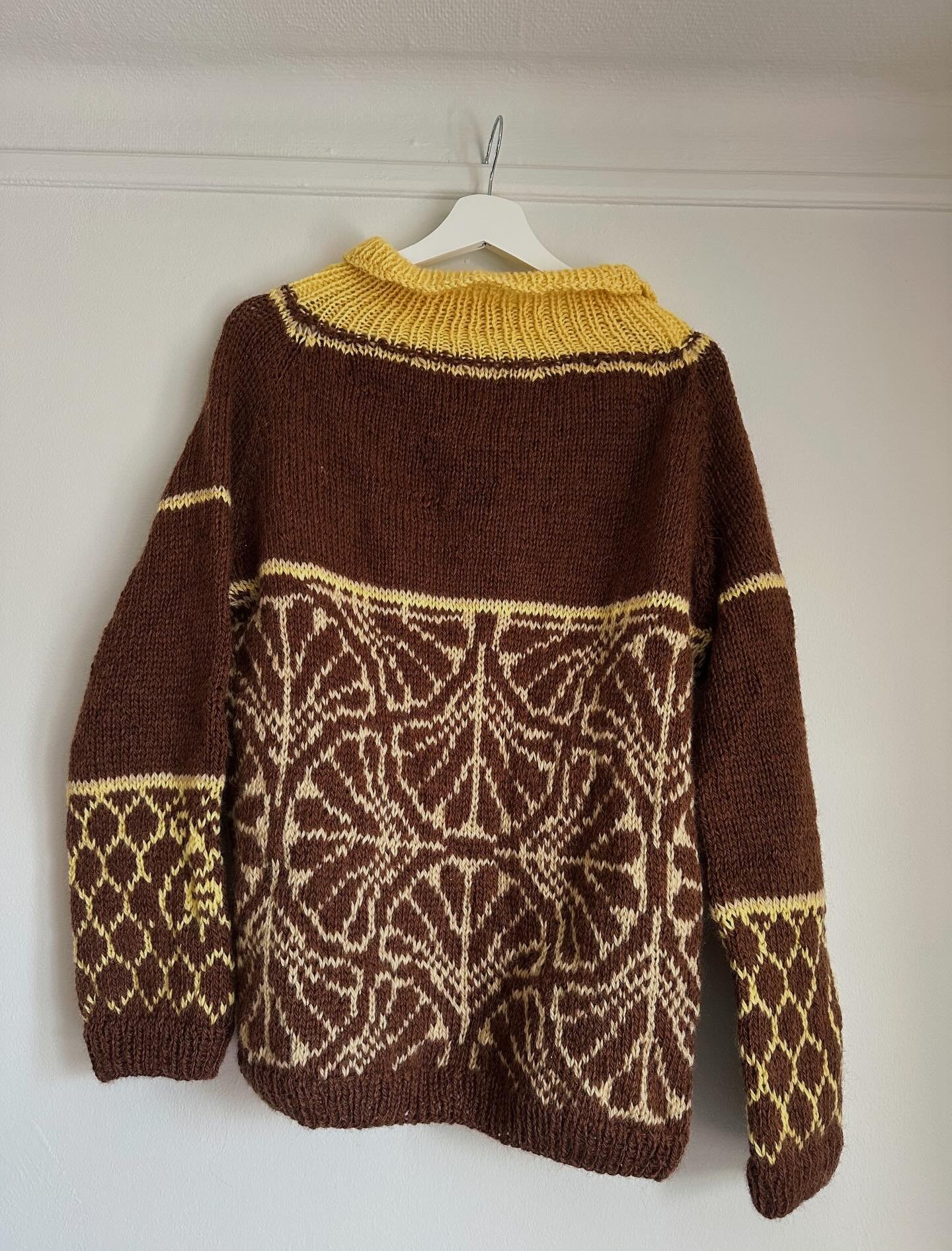 TESTER CALL💛
I&rsquo;m looking for testers for my Lindelia Sweater🌿
&bull; Sizes S (M) L
&bull; Knitted in @skappeloslo Spinnvill
&bull; You can choose your own colors (and the collar color)
&bull; Knitting time: 6 weeks
&bull; Circumference: 96 (1