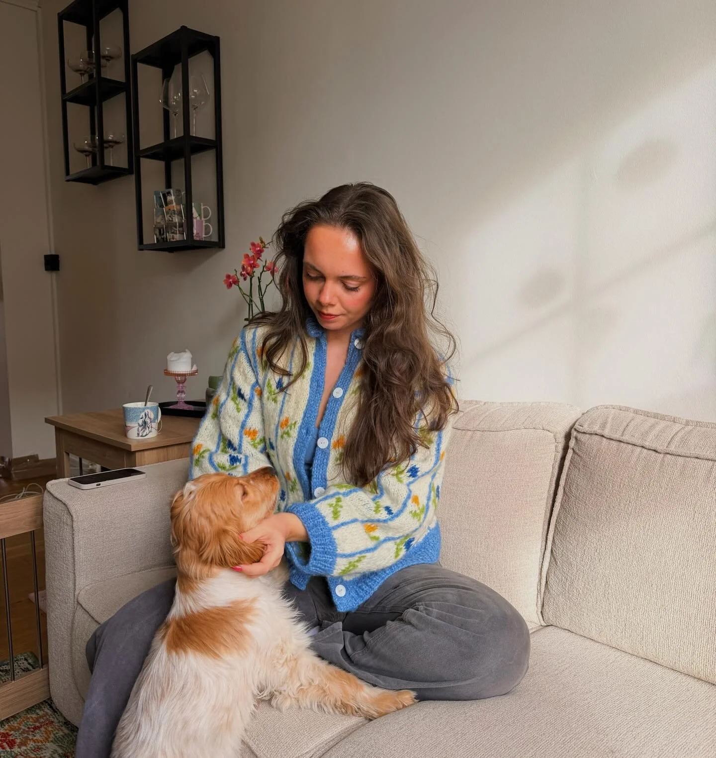 Wearing the #flowermeadowjacket in @skappeloslo Myk🩵 

3001 Naturhvit 🐑
3037 Isbl&aring;❄️
3031 Gressgr&oslash;nn 🍃
3029 Okergul 🌼
3035 Arktisk Bl&aring; 🧊