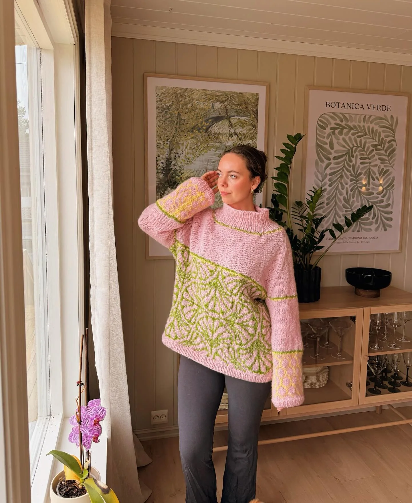 Lindelia in Myk @skappeloslo 🩷💛💚 
With a thicker yarn while following the pattern you can effortlessly make it oversized🌳 

#lindeliasweater