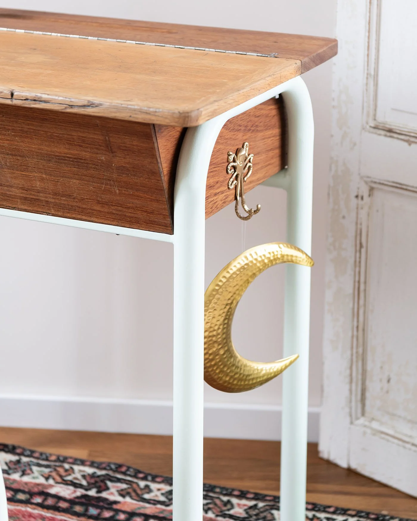 bureau-ecolier-vintage-relooke-detail-patere-poulpe-meliwood.jpg