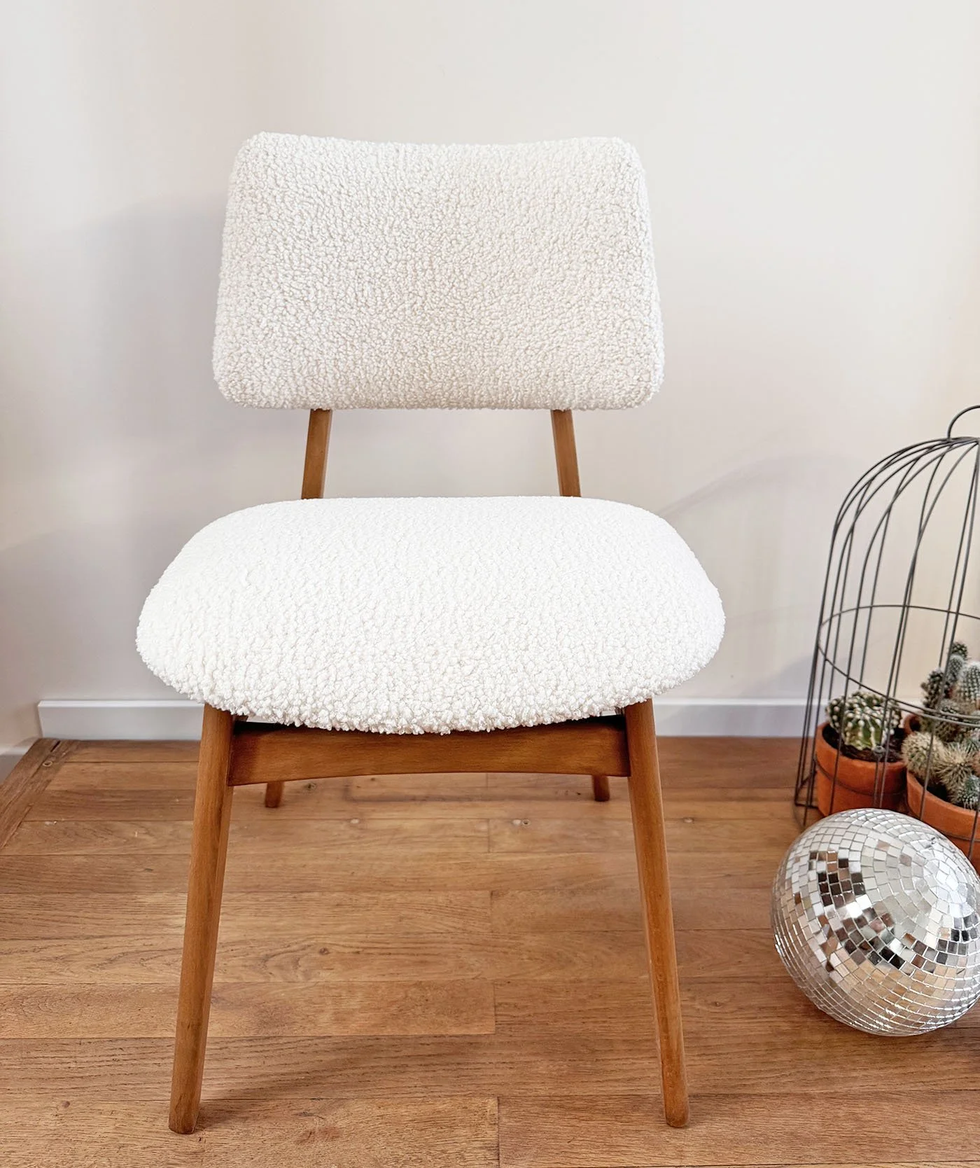 chaise-scandinave-vintage-renovee-moumoute-bouclette-dossier-meliwood.jpg