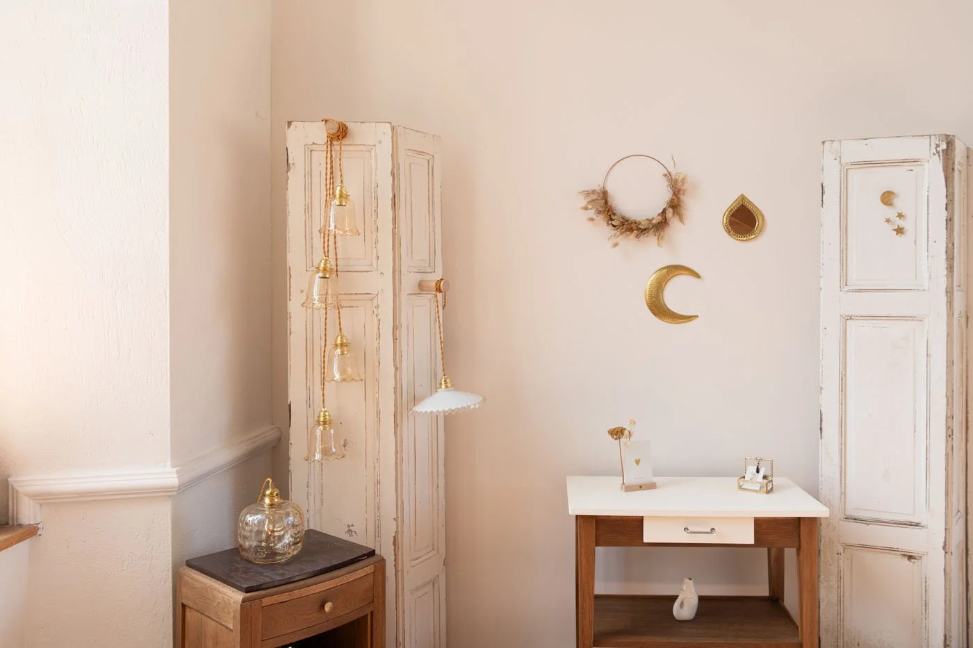 luminaire-vintage-relooke-baladeuse-pierrette-globe-mouchoir-opaline-scene2-meliwood.jpg