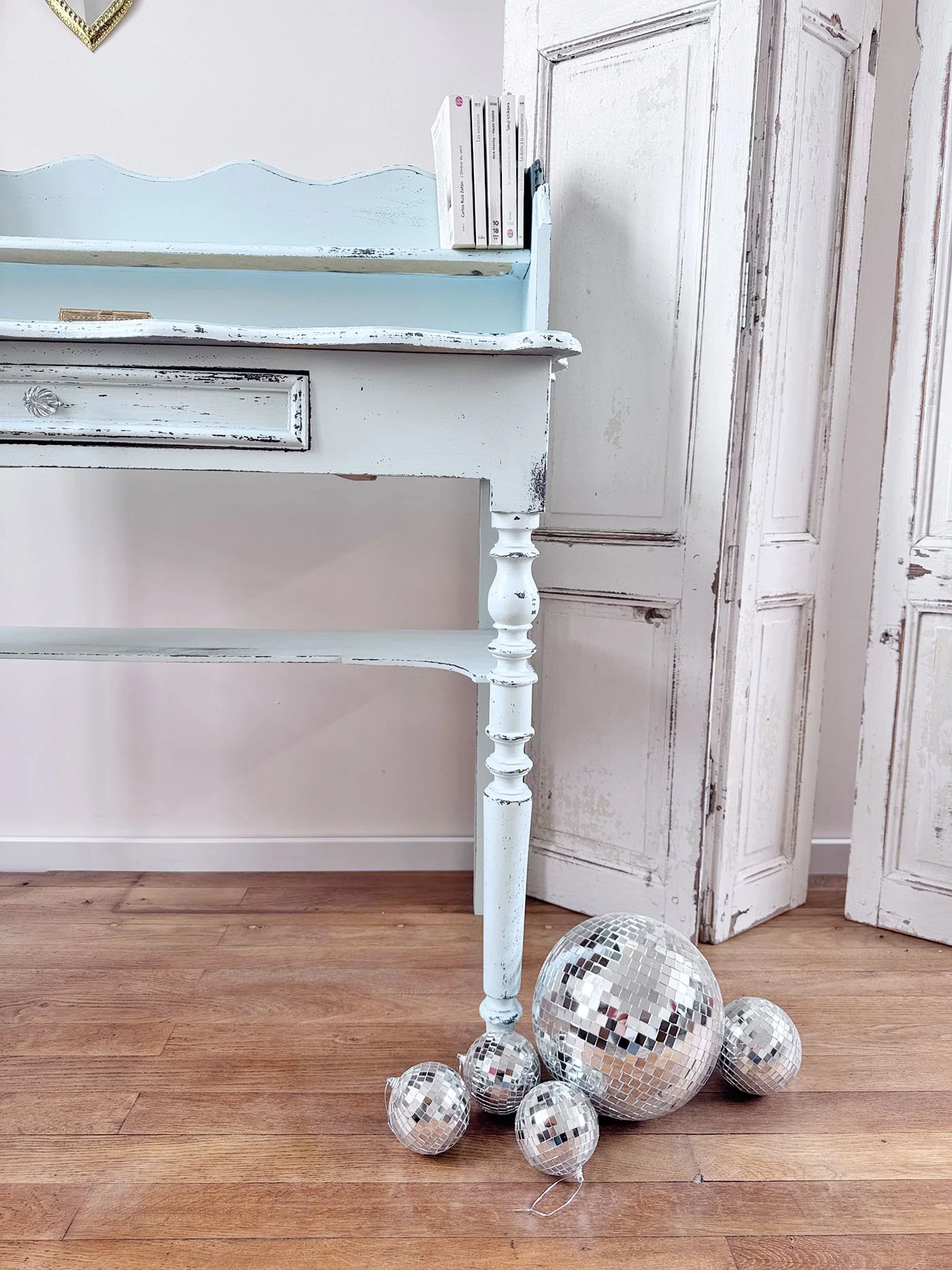 coiffeuse-vintage-relookee-shabby-ma-biche-detail-pied-boule-a-facette-meliwood.jpg