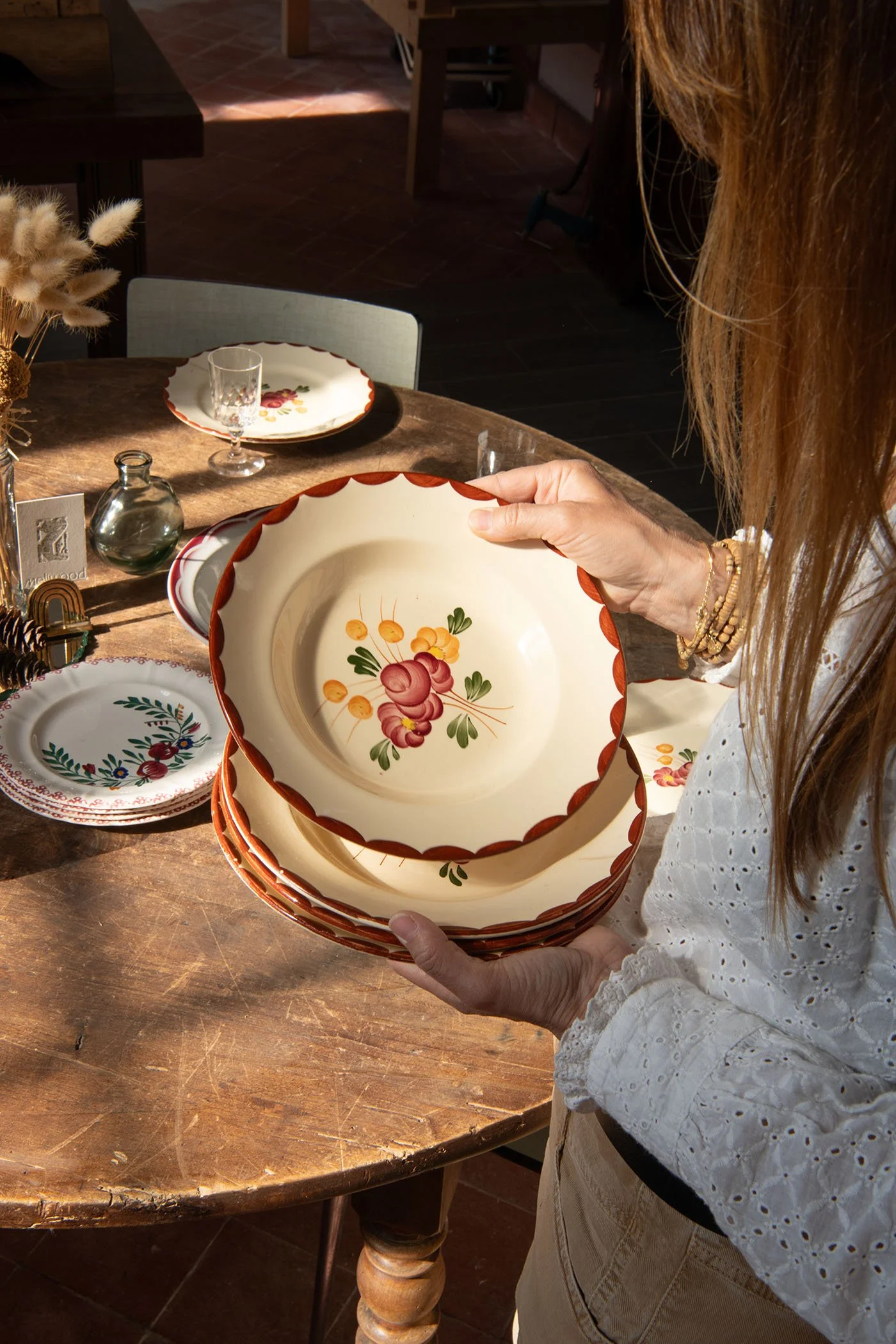 vaisselle-vintage-assiette-creuse-longchamp-arlette-scene1-meliwood.jpg