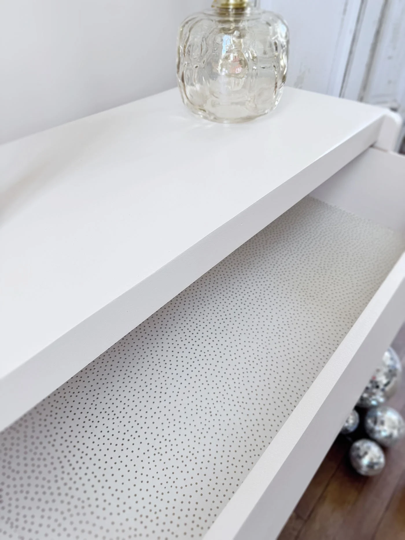 commode-vintage-relookee-la-gamine-3tiroirs-nude-papier-pois-dores-fond-de-tiroir-meliwood.jpg
