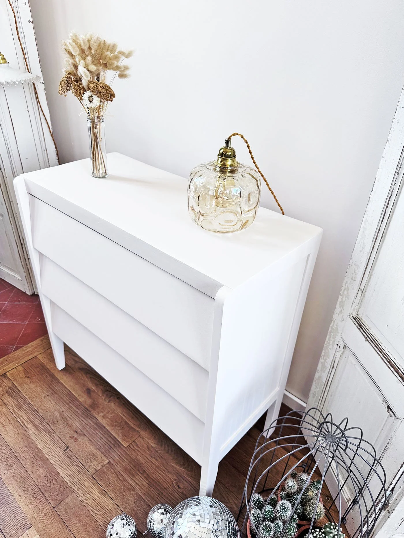commode-vintage-relookee-la-gamine-3tiroirs-nude-plateau-profil-meliwood.jpg
