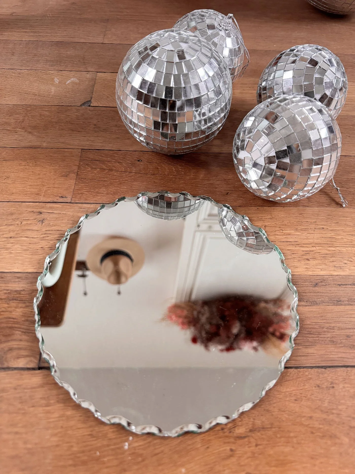 miroir-vintage-cisele-jean-guy-a-poser-dentelé-rond-meliwood.jpg