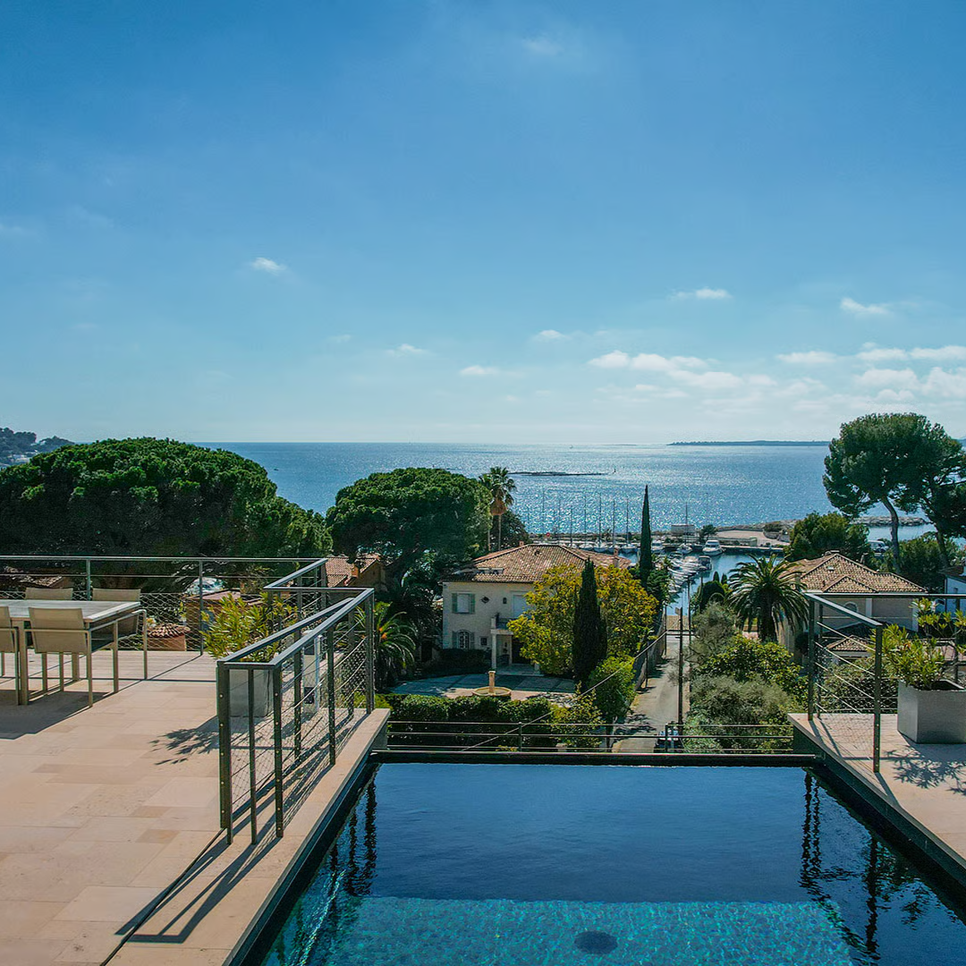 sea view luxury villa with harbour view and infinity pool in Cap d’Antibes on the French Riviera — AZUR ESTATE collection