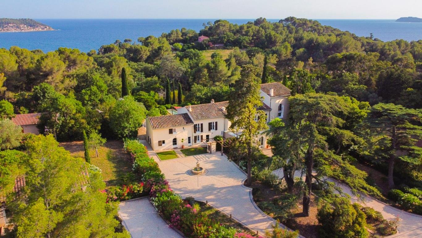 sea view luxury estate villa with tennis court pool in Hyères on the French Riviera — AZUR ESTATE collection