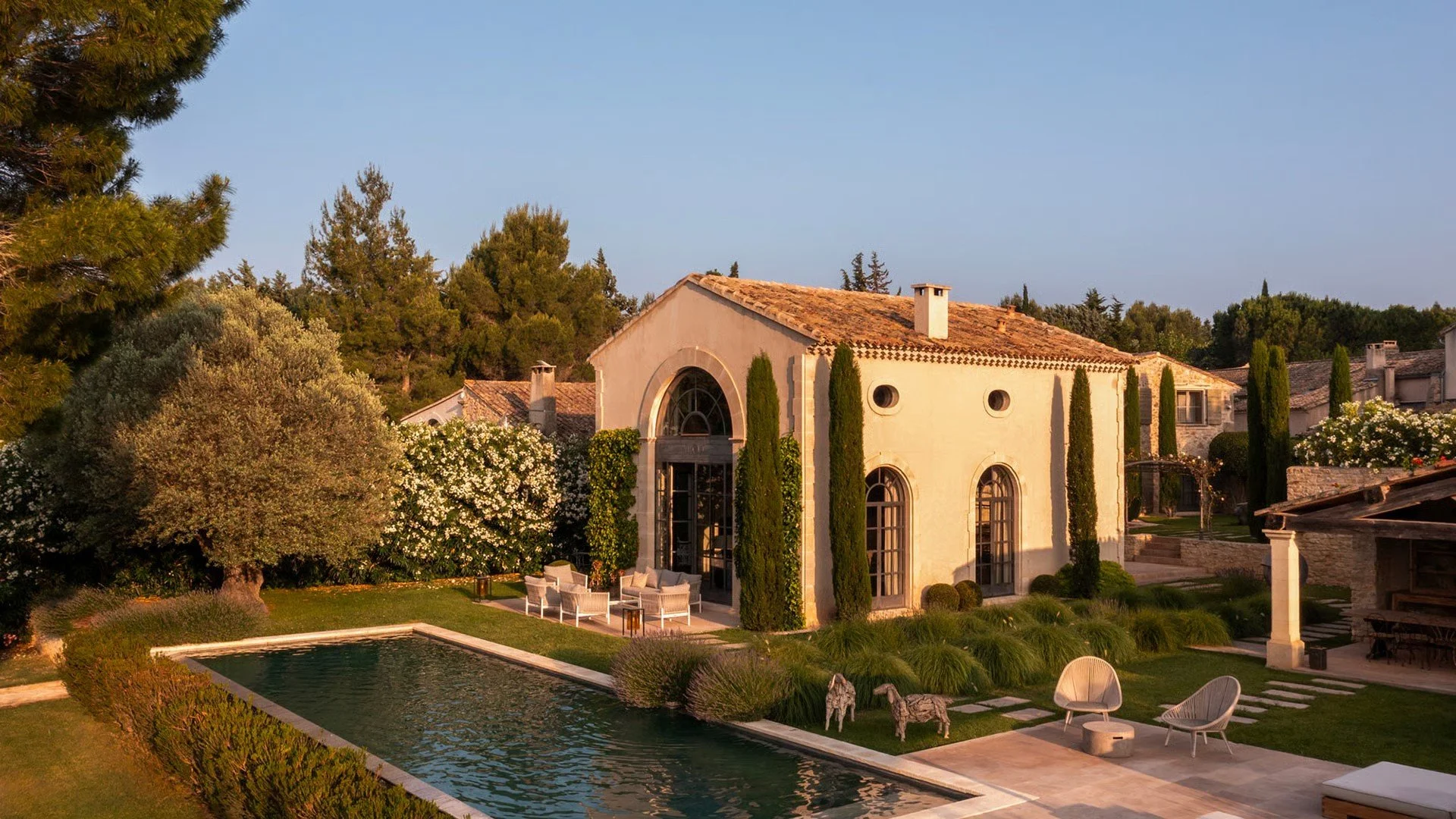 luxury bastide villa with pool in Les Baux de Provence in the Alpilles — AZUR ESTATE collection