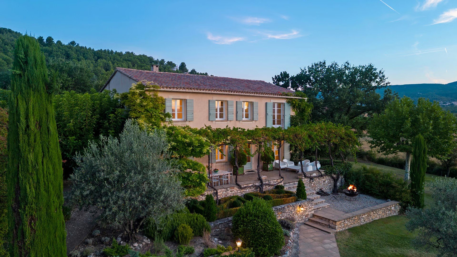 luxury villa with pool surrounded by vineyards in Luberon Provence — AZUR ESTATE collection