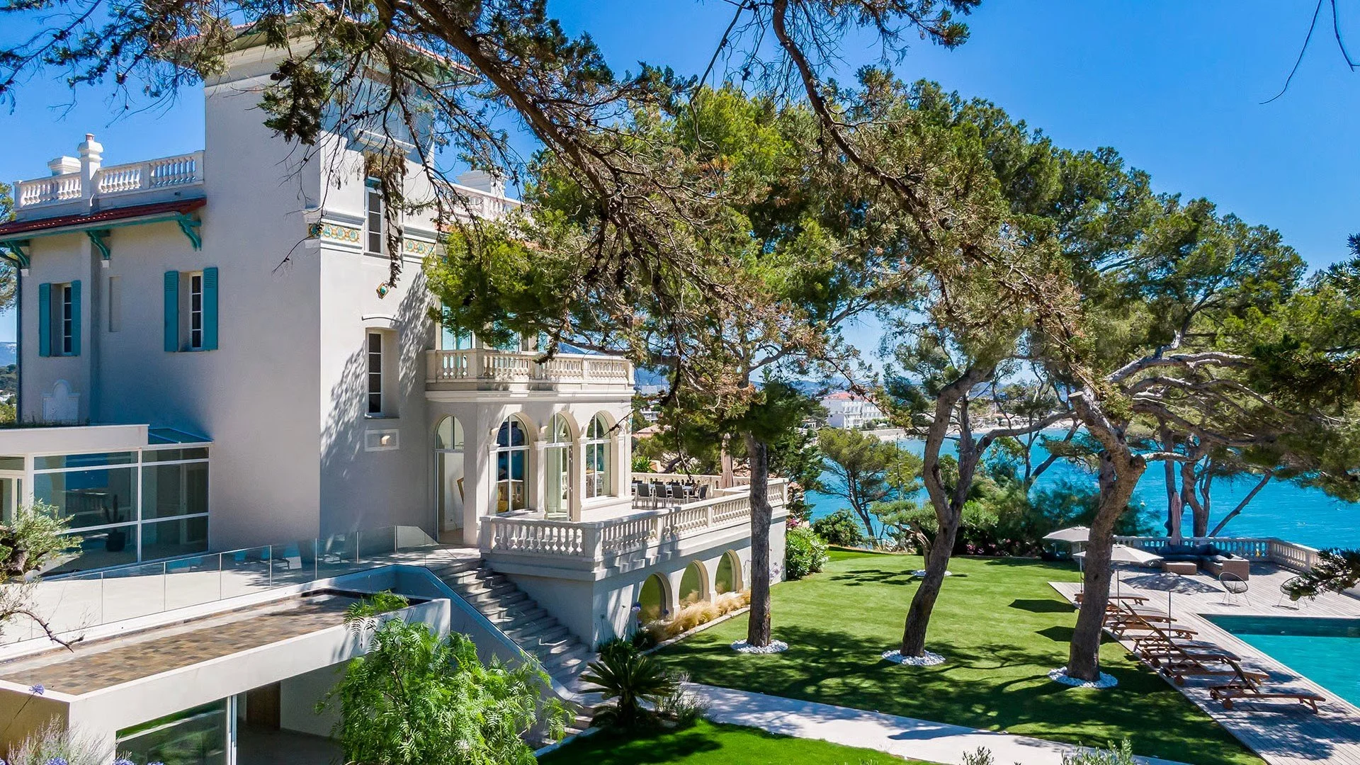 Art Deco Chateau bei Toulon in der Nähe von Hyères und den Iles de Lérins mit direktem Zugang zum Meer