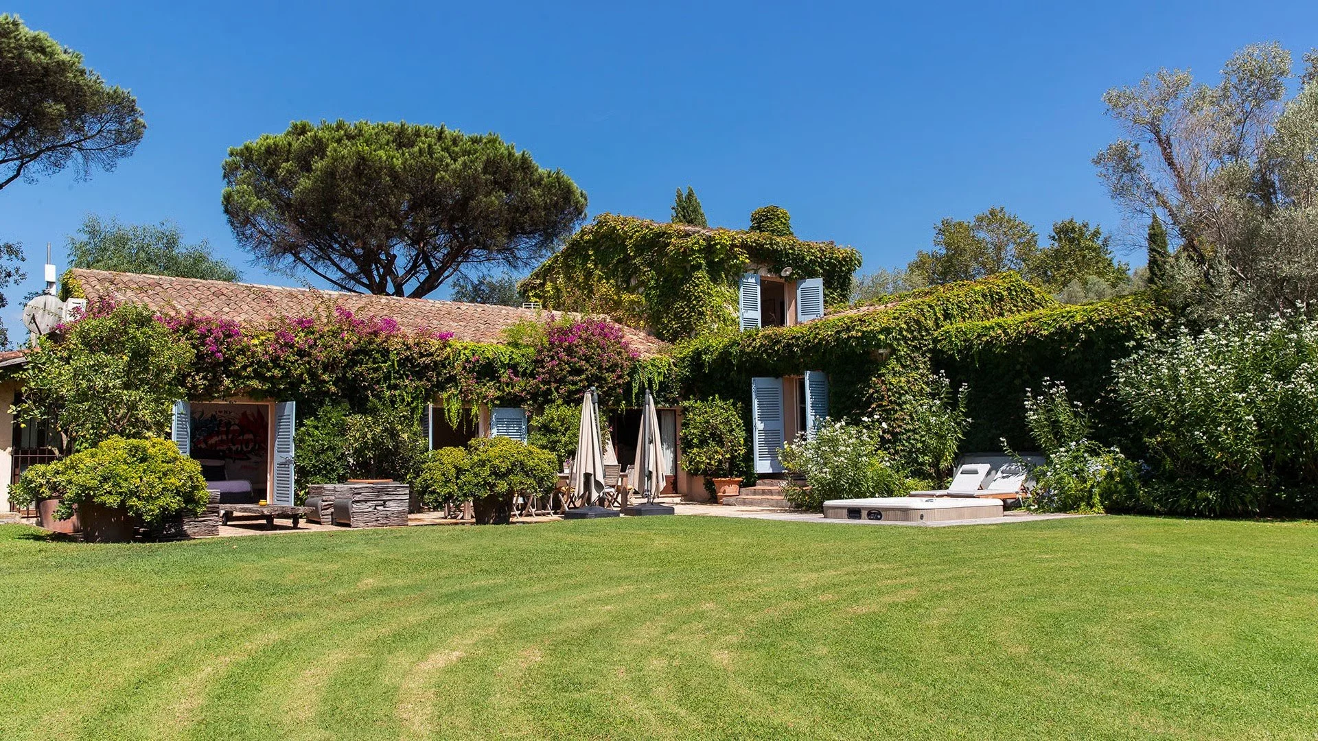 luxury villa with pool surrounded by vineyards in Gassin near Saint Tropez — AZUR ESTATE collection