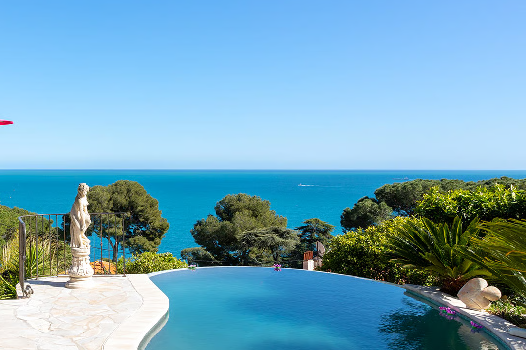 Villa in Èze nahe Monaco mit Tennisplatz mit Meerblick und Infinity Pool