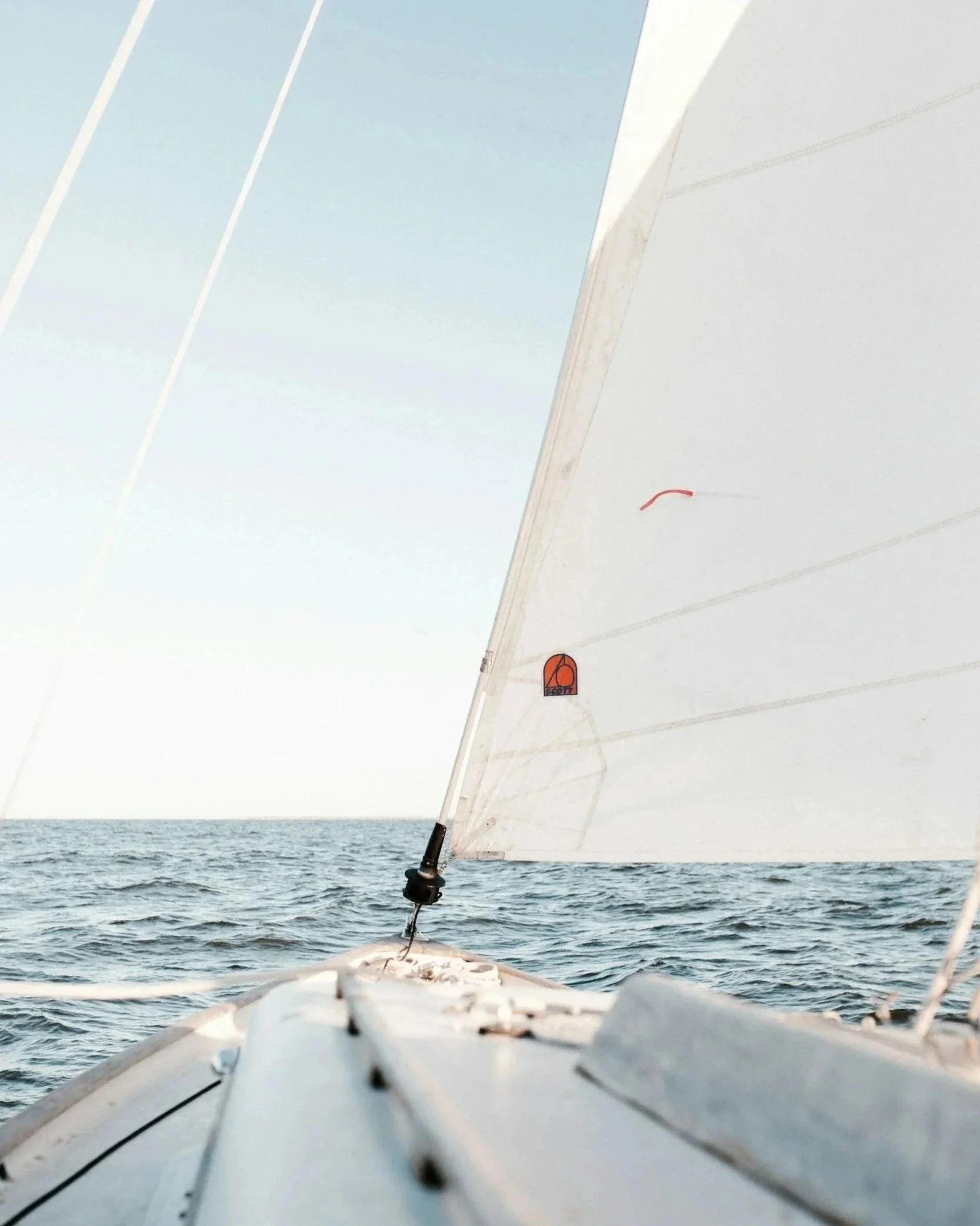 Segelboot vor den Îles de Lérins nahe Cannes an der Côte d’Azur