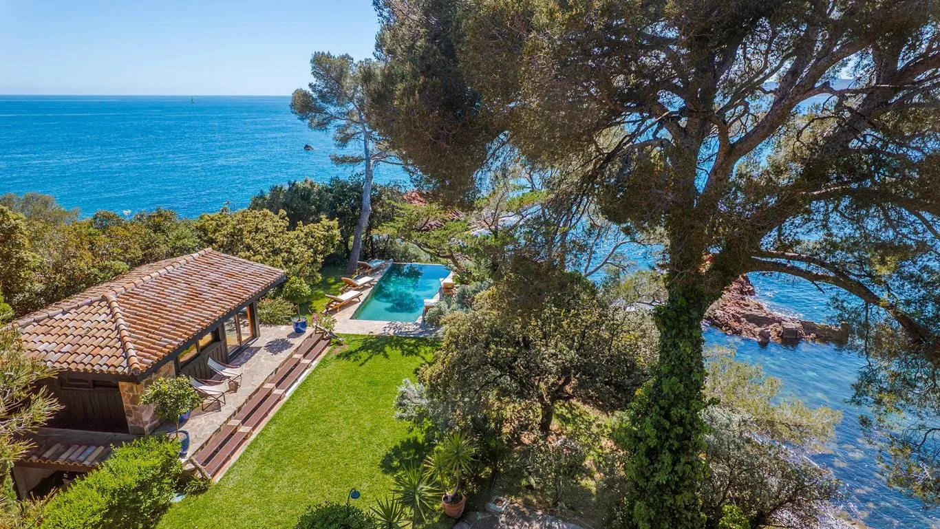 luxury villa with pool and direct sea access in private bay on the Côte d'Azur  — AZUR ESTATE collection