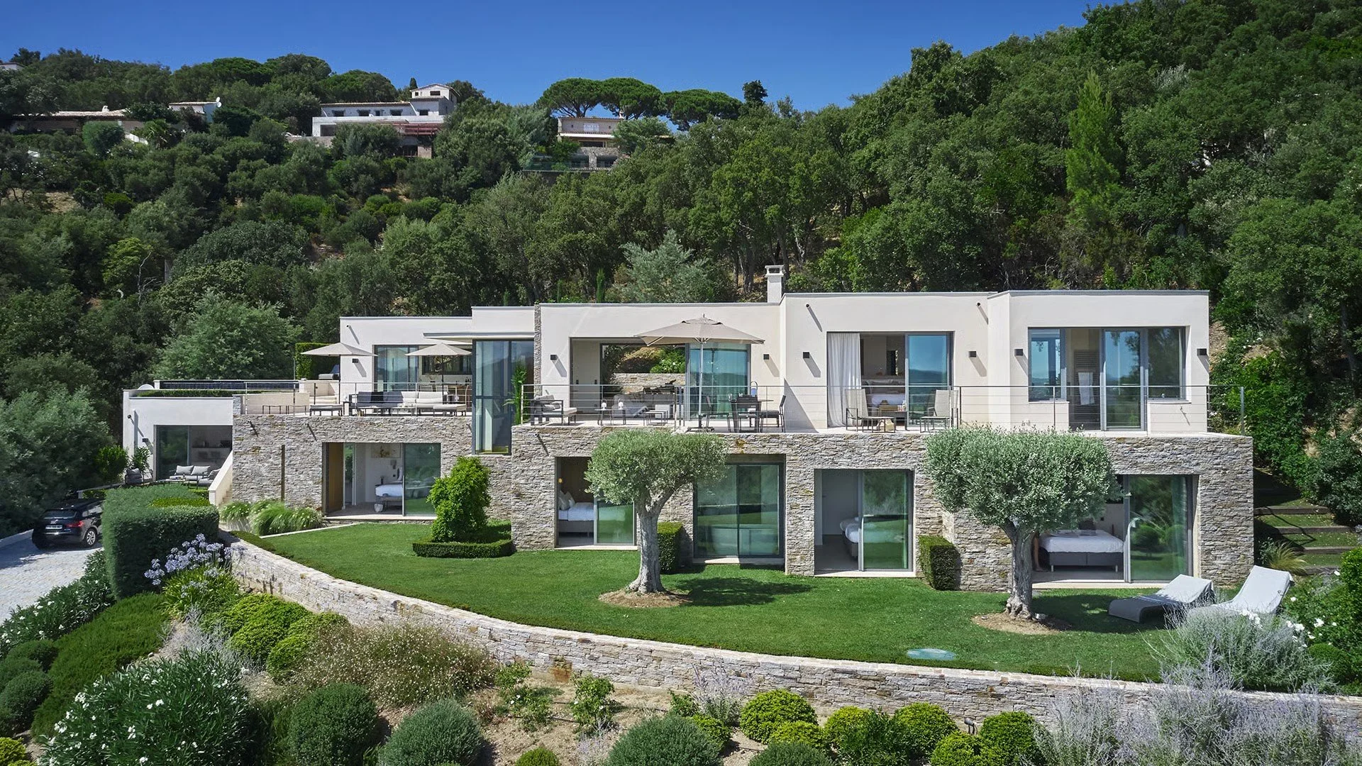 luxury villa with high speed fiber wifi for workation with infinity pool in Grimaud near Saint Tropez — AZUR ESTATE collection
