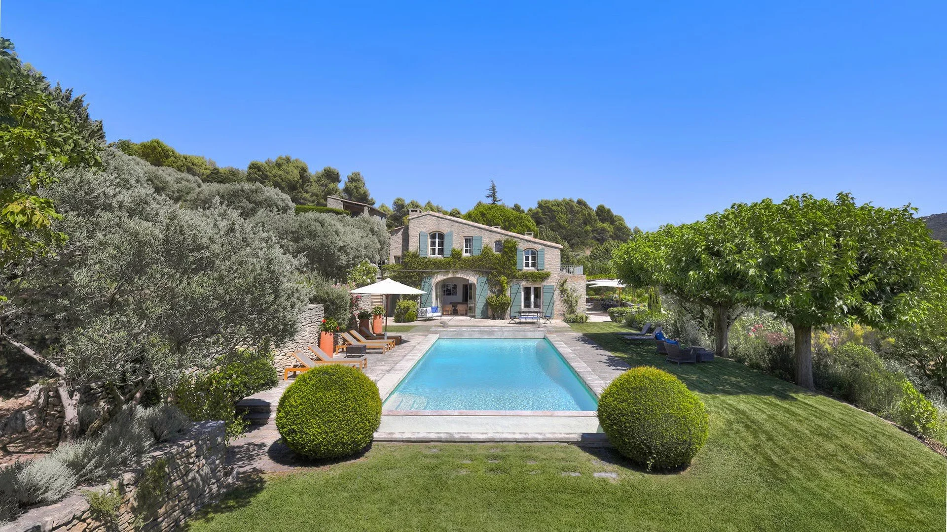 luxury bastide villa with pool in Bonnieux in Luberon Provence — AZUR ESTATE collection