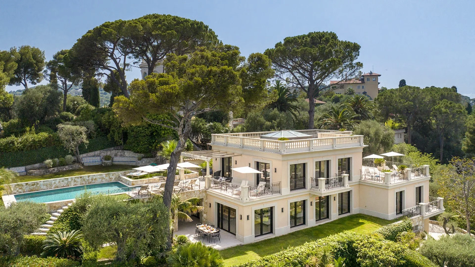 Luxury villa for rent at the Côte d'Azur