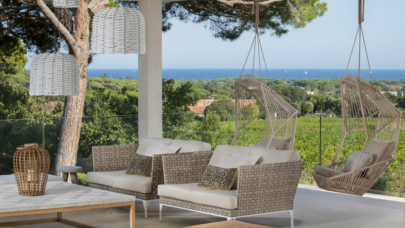 sea view luxury villa with pool surrounded by vineyards in Ramatuelle near Saint Tropez — AZUR ESTATE collection