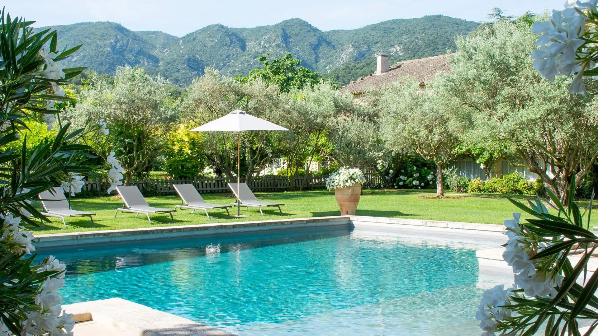 luxury bastide villa with pool in Ménerbes in Provence — AZUR ESTATE collection