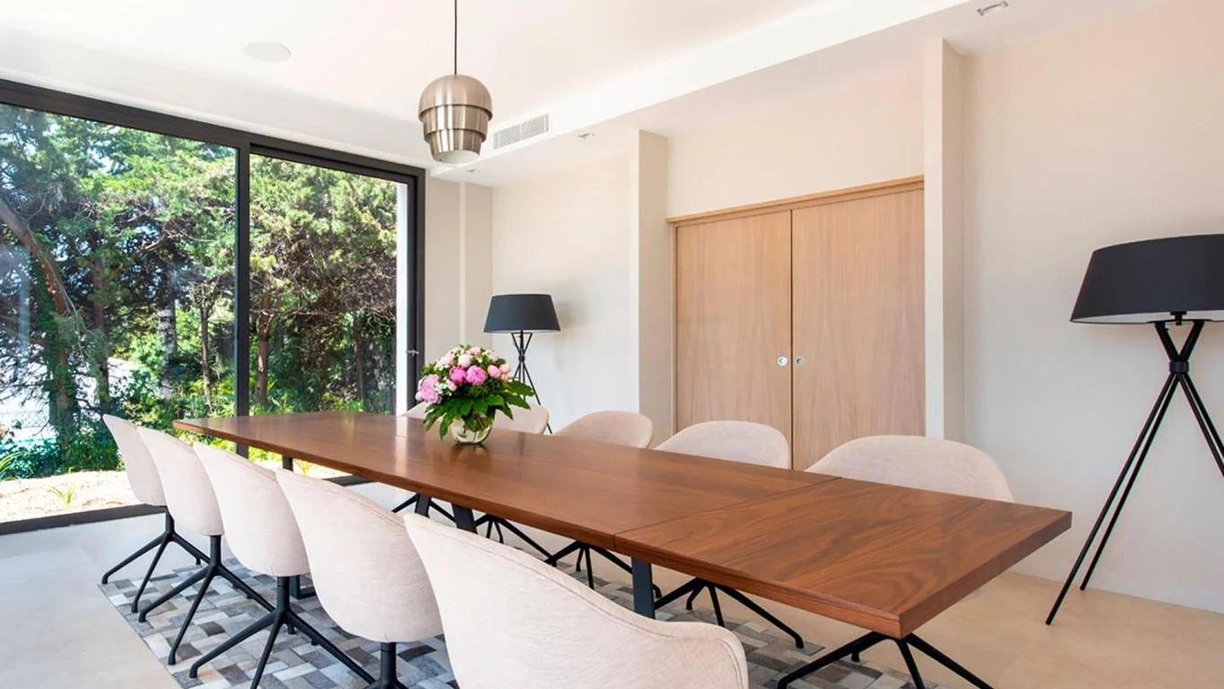 Moderne Villa, Haus, Wohnung ideal für Workation, Homeoffice, remote work mit großem Fenster mit Blick auf Berge und Natur.