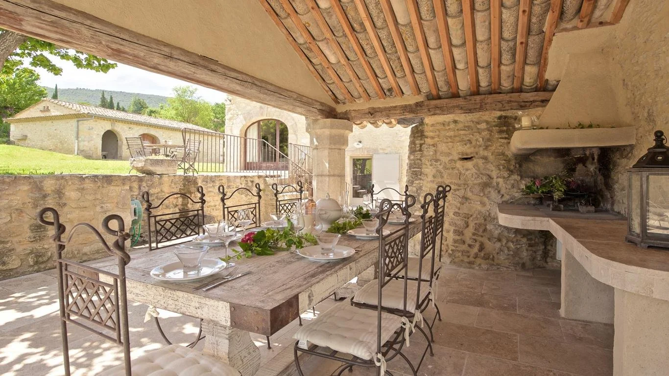 luxury bastide villa with pool in Bonnieux in Luberon Provence — AZUR ESTATE collection