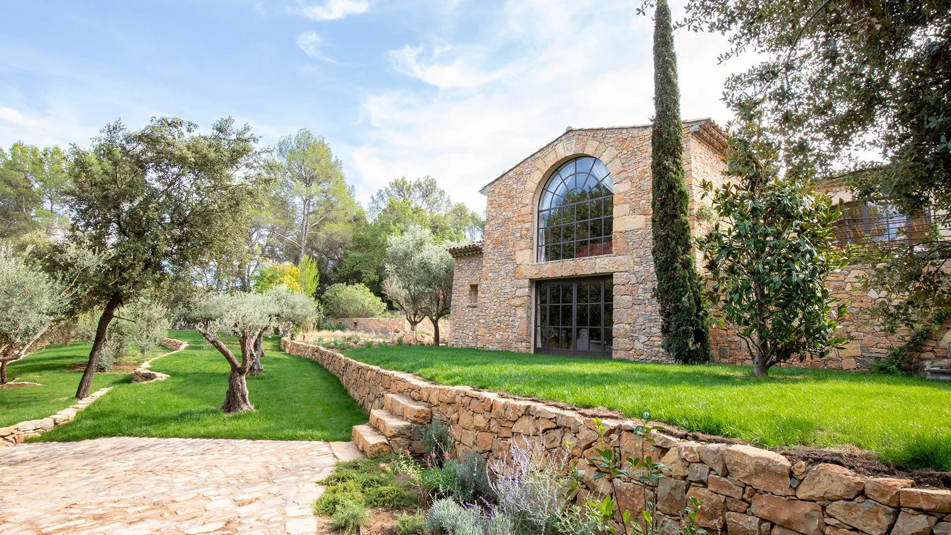 luxury bastide villa with tennis court and pool in Lorgues in Provence — AZUR ESTATE collection