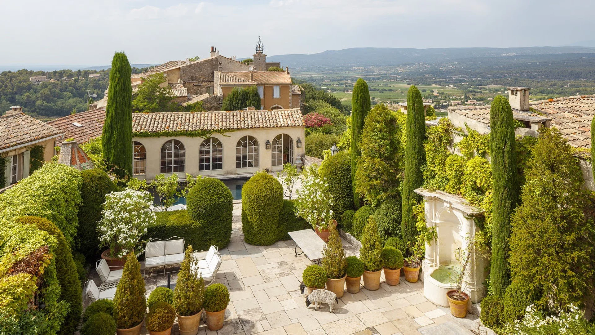 luxury private palazzo villa with pool in Ménerbes in Provence — AZUR ESTATE collection