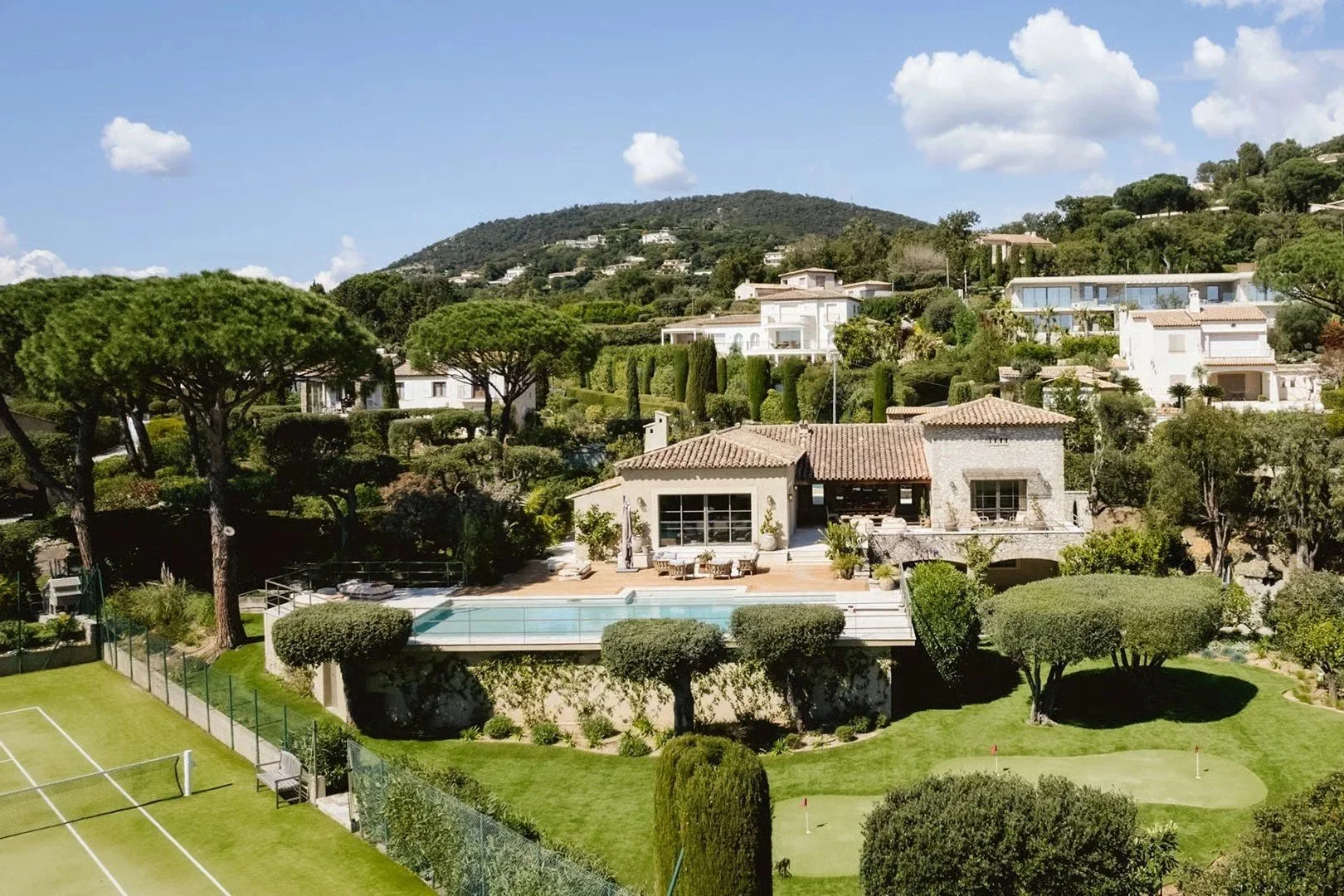 Luxusvilla in Grimaud nahe Saint Tropez an der Cote d Azur mit privatem Tennisplatz und Meerblick