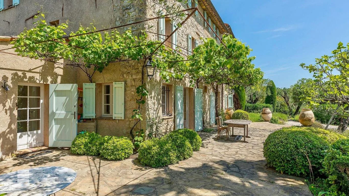 luxury bastide villa with pool in Grasse in Provence — AZUR ESTATE collection