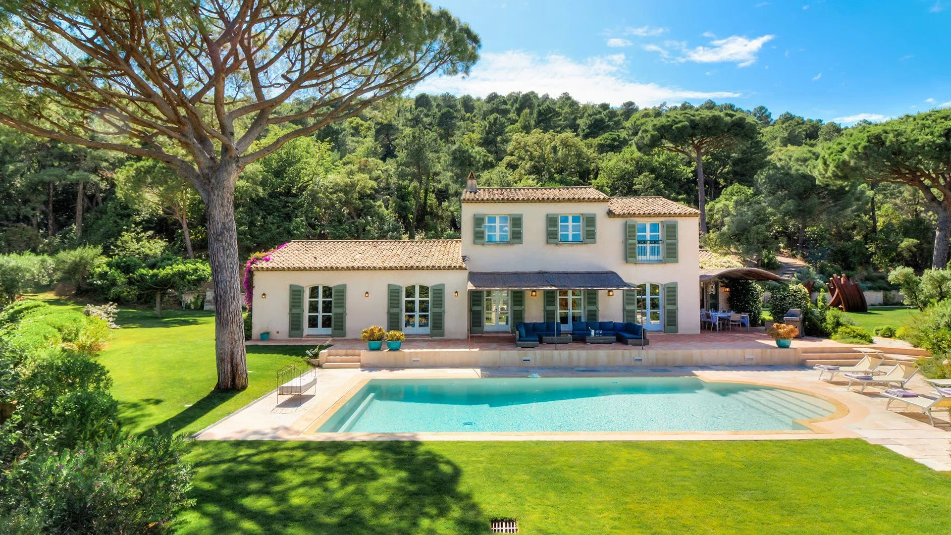 luxury villa with pool surrounded by Château Minuty vineyards in Gassin near Saint Tropez — AZUR ESTATE collection