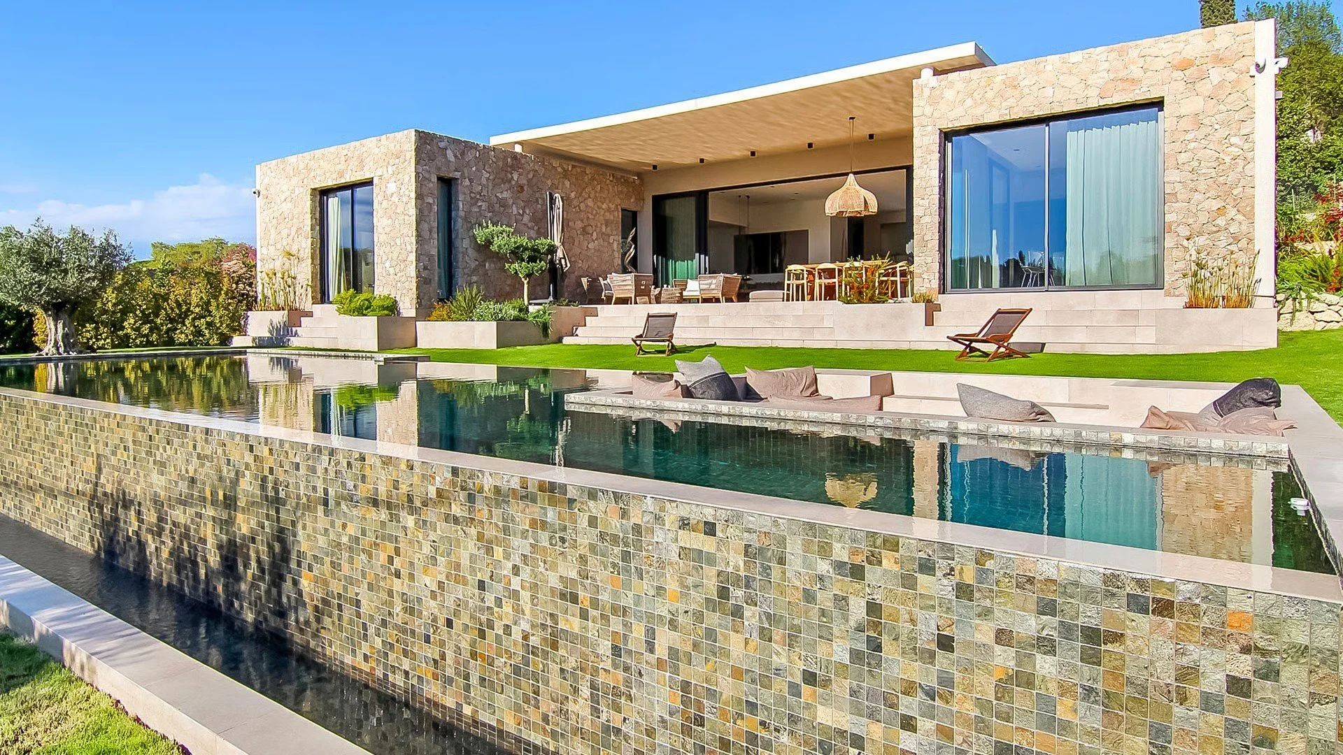 luxury villa for workation with pool in Mougins near Cannes — AZUR ESTATE collection