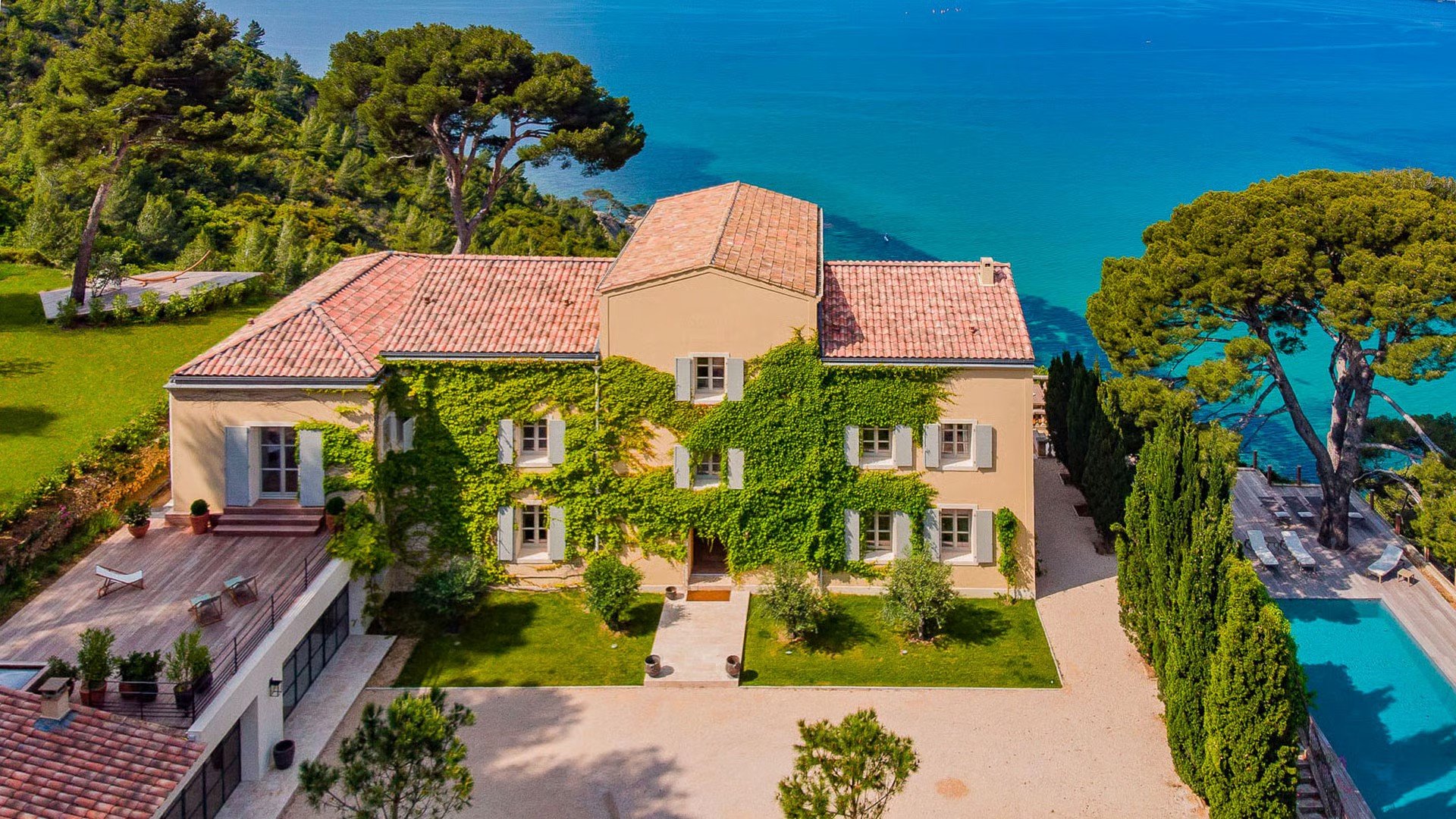 luxury sea-view villa estate with pool overlooking the Mediterranean in Cassis, French Riviera — AZUR ESTATE collection