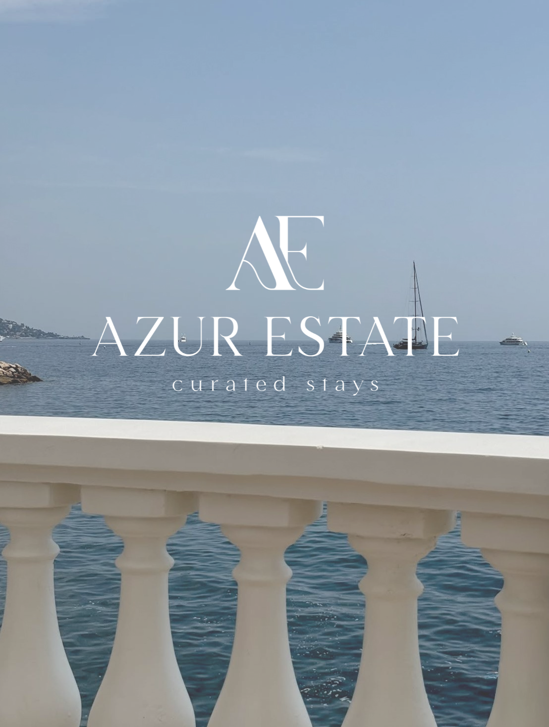 Blick auf das Meer mit Segelbooten und einem Yacht, Blick über eine weiße Brüstung mit balustradenartige Säulen, klares blauer Himmel, ruhiges Wasser