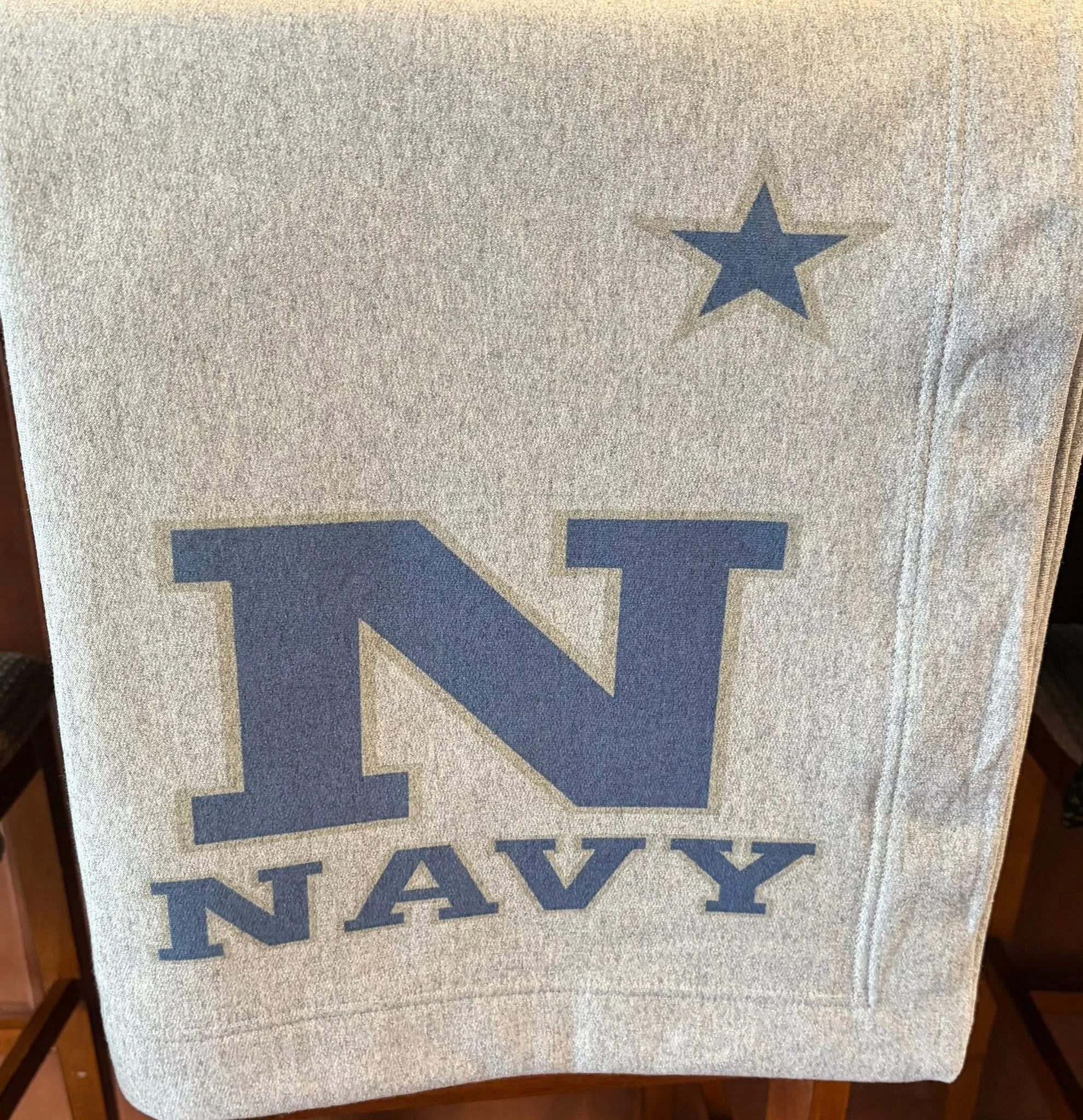 navyblabket.jpg