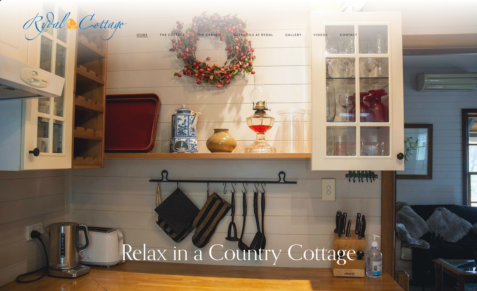 Escape to this delightful one-bedroom cottage tucked away in the little town of Rydal - where they have the annual Daffodil Festival. You will have the cottage to yourself AND you can bring your dog/s too. Peace and quiet!  We all need it.
