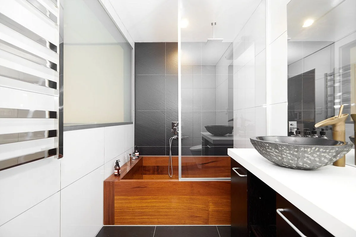 deluxe-king-studio-bathroom (1).jpg