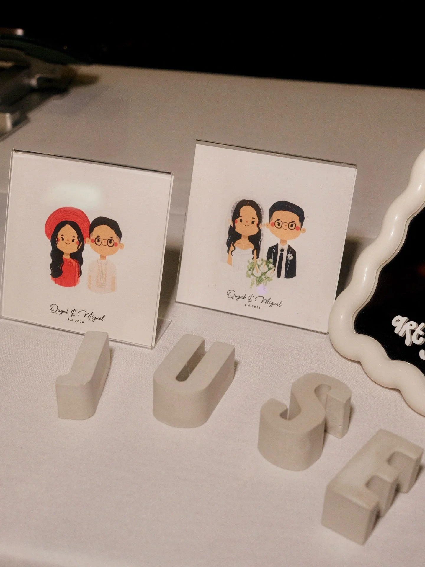 live art &bull; loveeee when our couples incorporate their traditional cultural attire ✨ (it&rsquo;s also really fun to draw hehe)

congratulations quynh &amp; miguel &hearts;️🥹

@dovecanyon.wedgewoodweddings #liveart #weddingartist #eventartist #ve