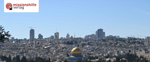 Stadtansicht aus Gaza mit einer goldenen Kuppel im Vordergrund und Hochhäuser im Hintergrund, blaues Himmel