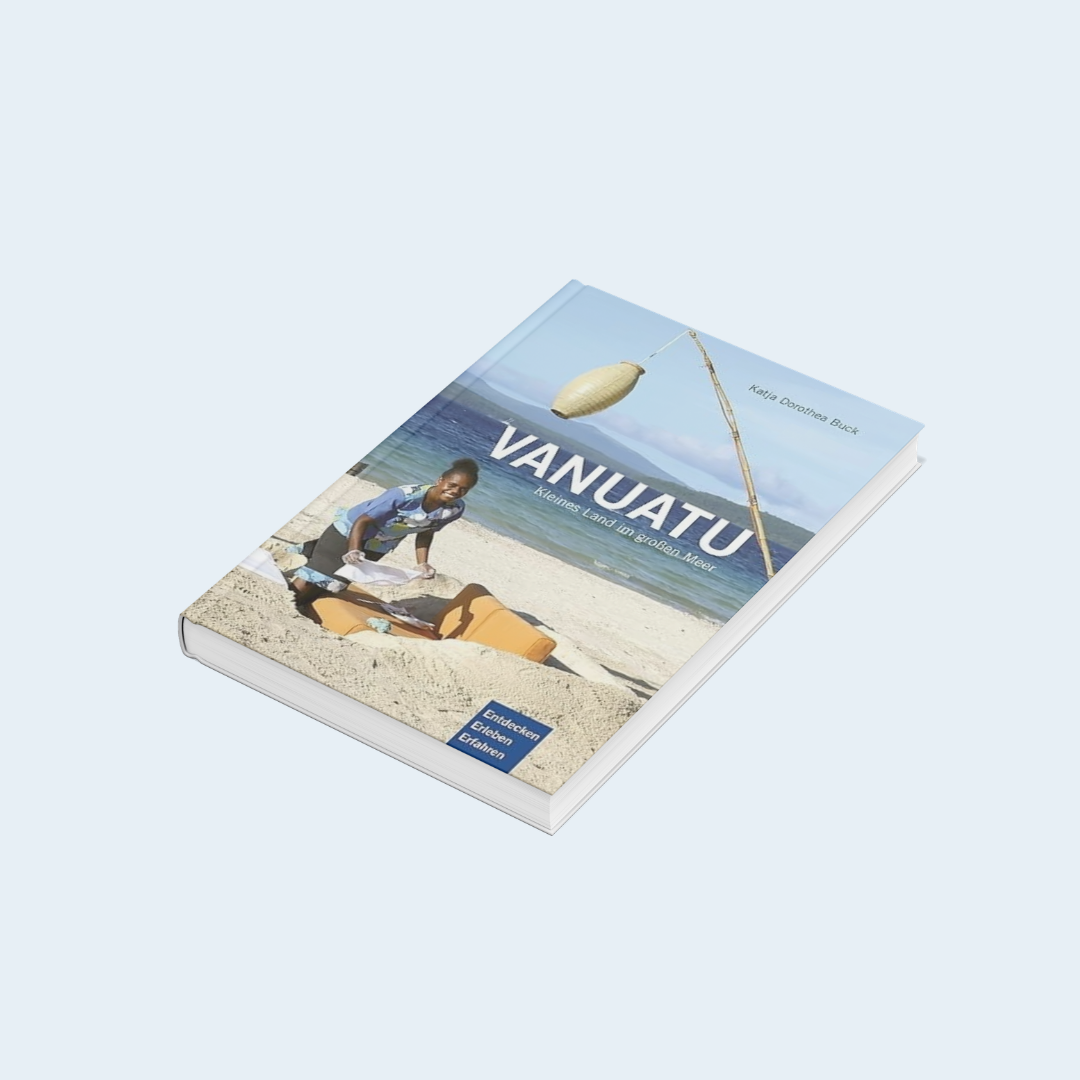 Buchcover mit einem Strandbild, einer lachenden Person im Vordergrund, Wasser und Himmel im Hintergrund, Titel 'Vanuatu' und Untertitel "Kleines Land im großen Meer"