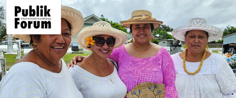 Vier Frauen in sommerlicher Kleidung und Hüten, lachend, im Freien bei einer Veranstaltung auf Vanuatu