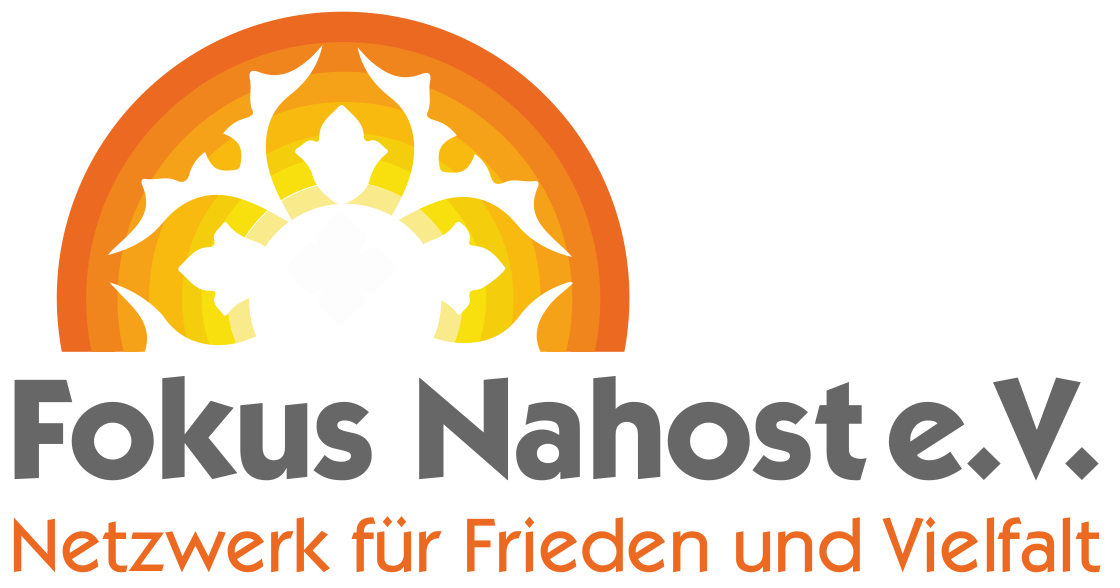 Logo des Netzwerks 'Fokus Nahost e.V.' mit einem orangenen, gelben und weißen stilisierten Sonnen- oder Blütenmotiv und den Schriftzügen 'Fokus Nahost e.V.' und 'Netzwerk für Frieden und Vielfalt'.