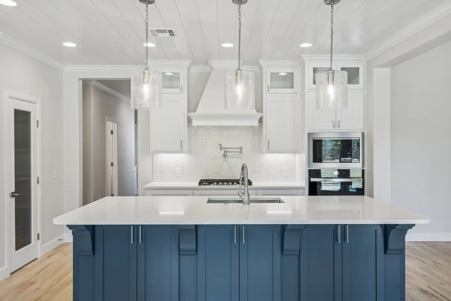 Newly built kitchen shot in the colour-accurate editing tier