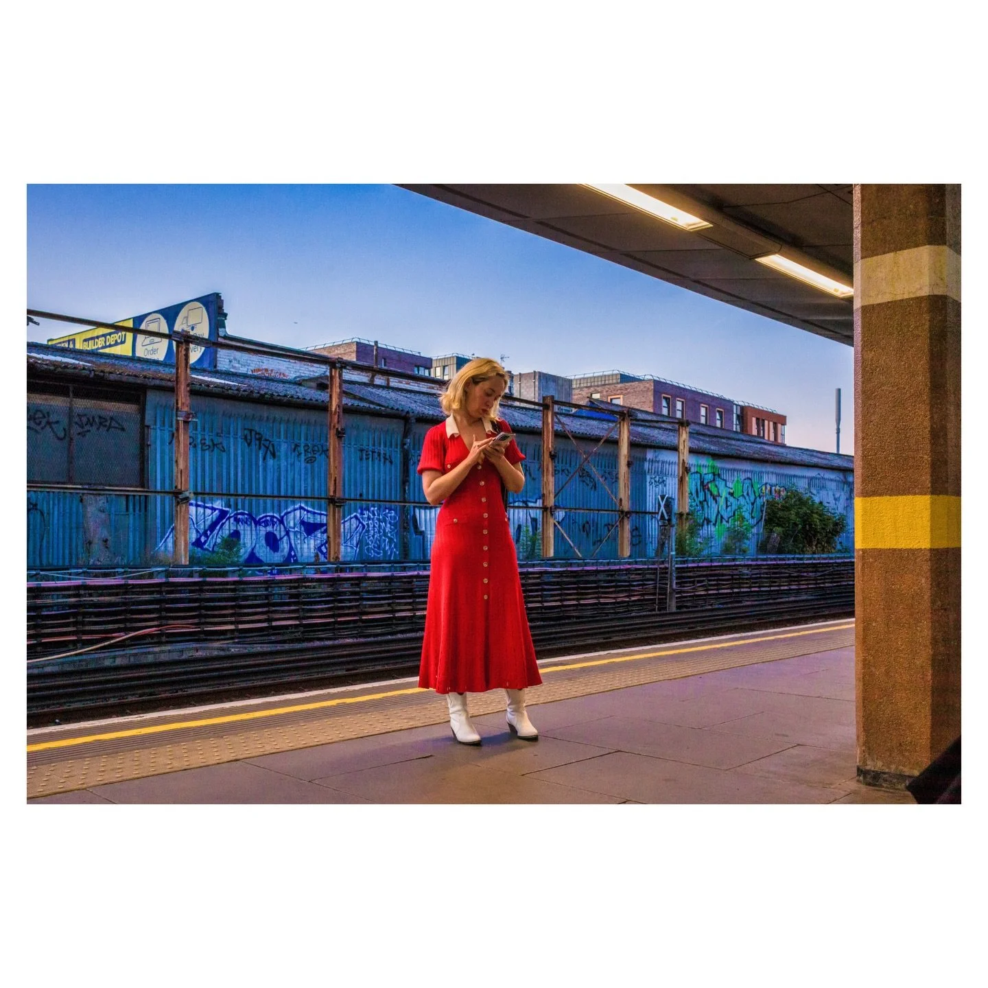 Red Zone.
London. 2025.
.
.
.
#igersstreets
#nonstopstreet
#fromstreetswithlove
#everybodystreets
#yallerstreet
#streetclassics
#streetmobs
#urbanshutter
#urbanstreetphotography
#urbanandstreet
#streetphotography
#featureshoot
#photooftheday
#street.