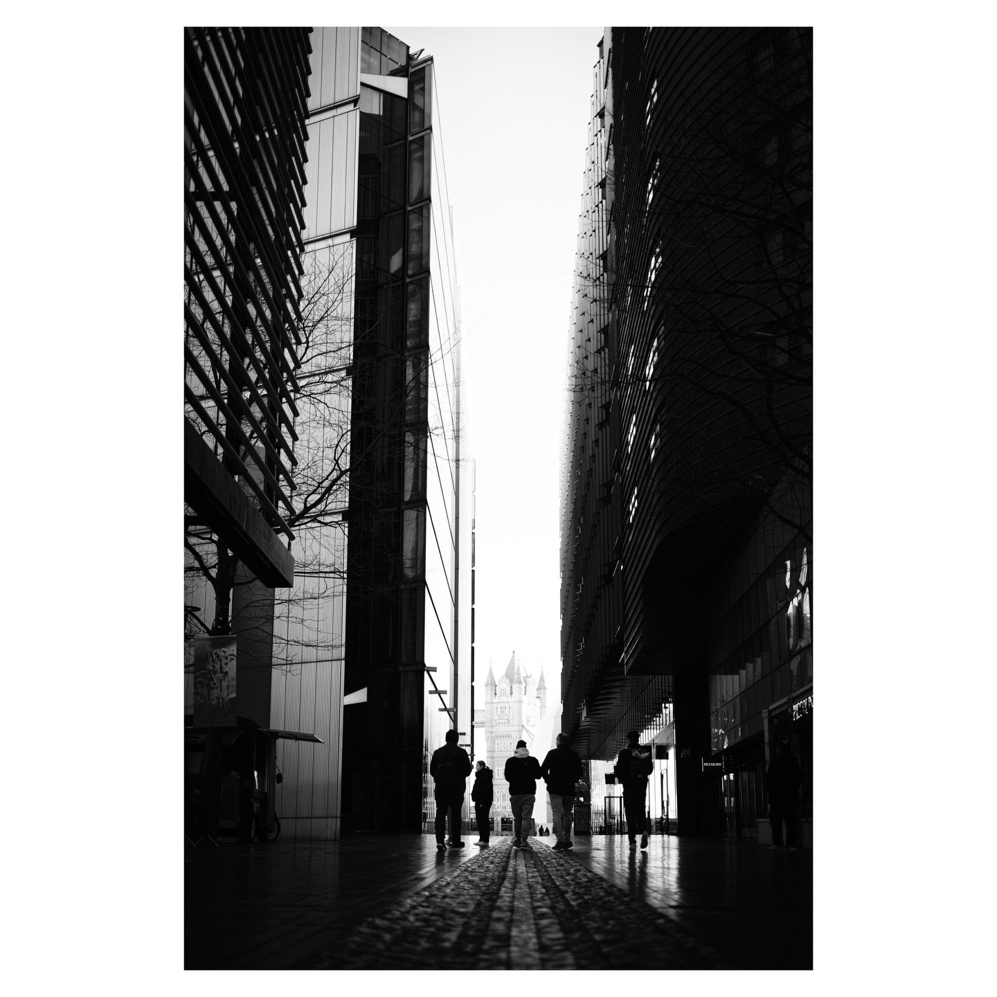 Not Everything Needs To Be Clear.
.
.
.
- #londonstreet
- #londonstreetphotography
- #bnwstreetphotography
- #blackandwhitestreet
- #streetphotographybnw